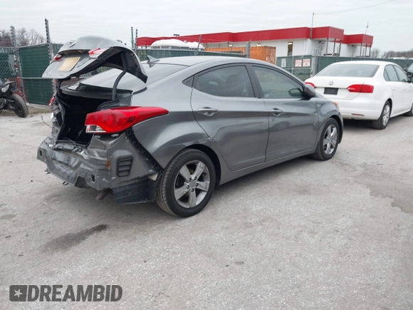 2013 Hyundai Elantra GLS z VIN 5NPDH4AE8DH383903, wystawiony jako IAAI lot #41104952 z przebiegiem 98 747 mil mil oraz . Historia ofert i sprzedaży dostępna na DreamBid. Obrazek 4.