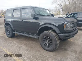 2022 Ford Bronco z VIN 1FMDE5BHXNLB17265, wystawiony jako IAAI lot #42106105 z przebiegiem 55 400 mil mil oraz . Historia ofert i sprzedaży dostępna na DreamBid. Obrazek 1.