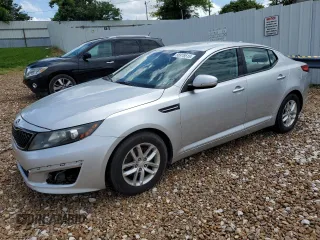 2013 Kia Optima LX z VIN KNAGM4A7XD5436222, wystawiony jako Copart lot #56978515 z przebiegiem 178 884 mil mil oraz Tytuł czysty. Historia ofert i sprzedaży dostępna na DreamBid. Obrazek 1.
