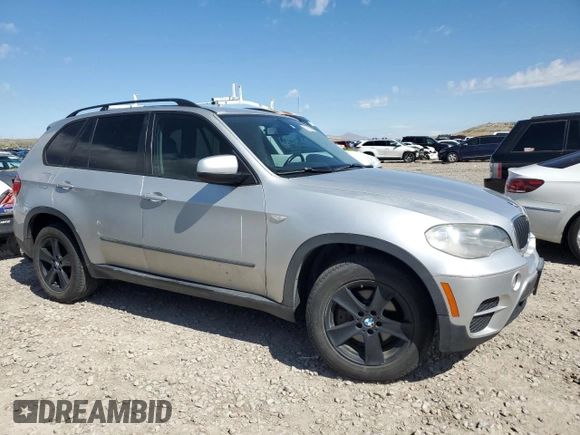 2013 BMW X5 xDrive35i z VIN 5UXZV4C50D0E05712, wystawiony jako Copart lot #57557575 z przebiegiem 118 243 mil mil oraz Szkoda całkowita • Salvage title. Historia ofert i sprzedaży dostępna na DreamBid. Obrazek 4.