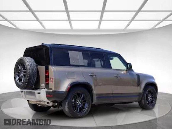 2022 Land Rover Defender S z VIN SALEJ7RX7N20764XX, wystawiony jako Copart lot #55269965 z przebiegiem 32 231 mil mil oraz Czysty tytuł • Clean title. Historia ofert i sprzedaży dostępna na DreamBid. Obrazek 3.