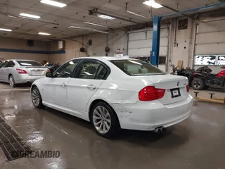 2011 BMW 3 Series 328i z VIN WBAPH5G57BNM82328, wystawiony jako IAAI lot #42130819 z przebiegiem 117 047 mil mil oraz . Historia ofert i sprzedaży dostępna na DreamBid. Obrazek 3.