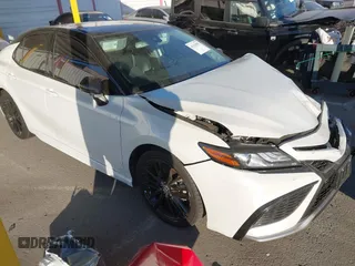 2022 Toyota Camry Hybrid XSE z VIN 4T1K31AK6NU040357, wystawiony jako IAAI lot #41313857 z przebiegiem 50 970 mil mil oraz . Historia ofert i sprzedaży dostępna na DreamBid. Obrazek 1.