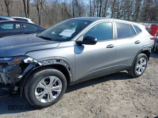 2025 Chevrolet Trax LS z VIN KL77LFEP2SC055126, wystawiony jako IAAI lot #42112330 z przebiegiem 12 490 mil mil oraz . Historia ofert i sprzedaży dostępna na DreamBid. Obrazek 14.