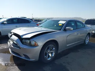 2013 Dodge Charger SE z VIN 2C3CDXBG0DH690682, wystawiony jako IAAI lot #42271976 z przebiegiem 161 176 mil mil oraz . Historia ofert i sprzedaży dostępna na DreamBid. Obrazek 17.