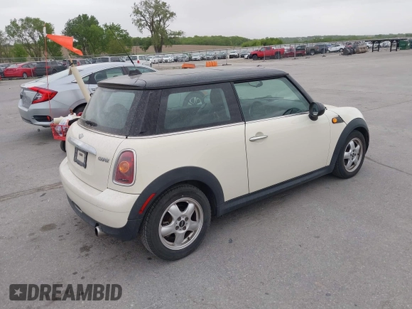 2008 MINI Hardtop z VIN WMWMF33598TT62179, wystawiony jako IAAI lot #42283705 z przebiegiem 88 180 mil mil oraz . Historia ofert i sprzedaży dostępna na DreamBid. Obrazek 4.