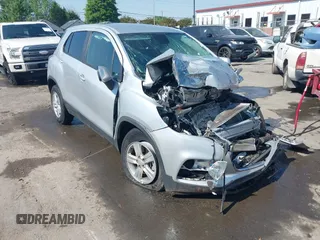 2020 Chevrolet Trax LS z VIN 3GNCJKSB2LL211624, wystawiony jako IAAI lot #42060988 z przebiegiem Nie podano mil oraz . Historia ofert i sprzedaży dostępna na DreamBid. Obrazek 1.