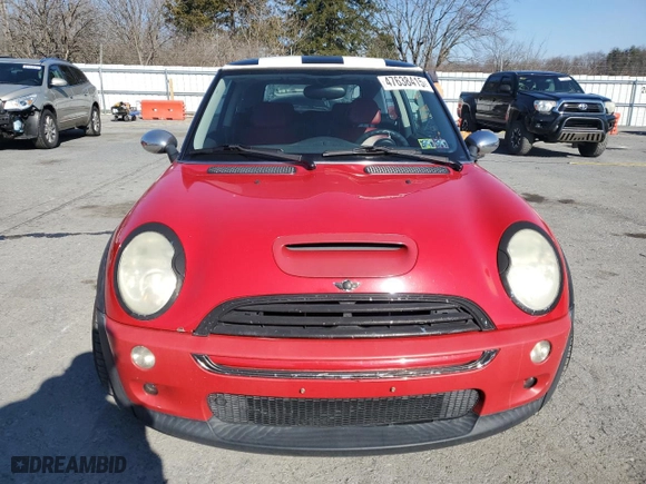 2004 MINI Cooper Hardtop S with VIN WMWRE33454TD88839, listed as a Copart auction lot 47638415 with 147,685 mi miles and Salvage Title. Bid and sale history available at carsss.com. Image 5.