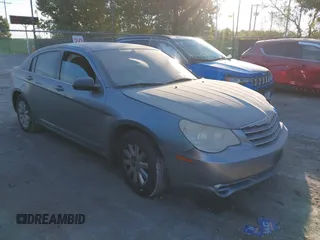 2008 Chrysler Sebring LX z VIN 1C3LC46K48N178968, wystawiony jako IAAI lot #40523719 z przebiegiem 243 715 mil mil oraz . Historia ofert i sprzedaży dostępna na DreamBid. Obrazek 1.
