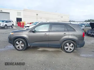 2012 Kia Sorento EX z VIN 5XYKU4A23CG302594, wystawiony jako IAAI lot #41644499 z przebiegiem 173 355 mil mil oraz . Historia ofert i sprzedaży dostępna na DreamBid. Obrazek 14.