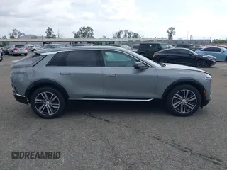 2024 Cadillac LYRIQ Luxury z VIN 1GYKPRRK6RZ104038, wystawiony jako IAAI lot #41521504 z przebiegiem Nie podano mil oraz . Historia ofert i sprzedaży dostępna na DreamBid. Obrazek 14.