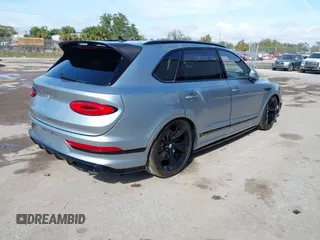 2022 Bentley Bentayga V8 z VIN SJAAM2ZV9NC011752, wystawiony jako IAAI lot #41265000 z przebiegiem Nie podano mil oraz . Historia ofert i sprzedaży dostępna na DreamBid. Obrazek 4.
