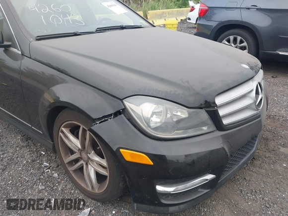 2013 Mercedes-Benz C 300 Sport z VIN WDDGF8AB0DR263382, wystawiony jako IAAI lot #42601043 z przebiegiem 106 154 mil mil oraz . Historia ofert i sprzedaży dostępna na DreamBid. Obrazek 6.
