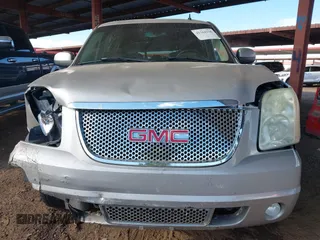 2007 GMC Yukon SLE with VIN 1GKFK13057J108533, listed as a IAAI auction lot 41364196 with 207,890 mi miles. Bid and sale history available at carsss.com. Image 12.