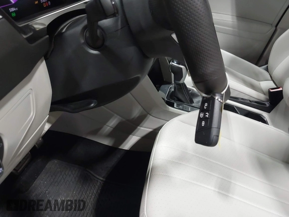2024 Volkswagen Tiguan SE R-Line Black with VIN 3VV8B7AX8RM103700, listed as a IAAI auction lot 41991238 with 5,084 mi miles and . Bid and sale history available at DreamBid. Image 11.