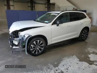 2025 Volvo XC60 Plus z VIN YV4M12RC5S1118742, wystawiony jako Copart lot #57331735 z przebiegiem 5 803 mil mil oraz Czysty tytuł • Clean title. Historia ofert i sprzedaży dostępna na DreamBid. Obrazek 1.
