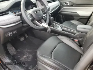 2024 Jeep Compass Latitude Lux z VIN 3C4NJDFN1RT130236, wystawiony jako Copart lot #51159065 z przebiegiem 9 678 mil mil oraz Szkoda całkowita • Salvage title. Historia ofert i sprzedaży dostępna na DreamBid. Obrazek 7.