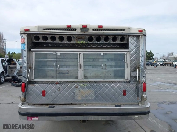 2001 GMC Sierra 2500HD SLT with VIN 1GTHK29UX1E308697, listed as a IAAI auction lot 41681476 with 272,612 mi miles. Bid and sale history available at carsss.com. Image 16.