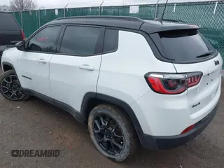 2022 Jeep Compass Latitude with VIN 3C4NJDBB7NT176532, listed as a IAAI auction lot 42022193 with 34,720 mi miles and . Bid and sale history available at carsss.com. Image 3.