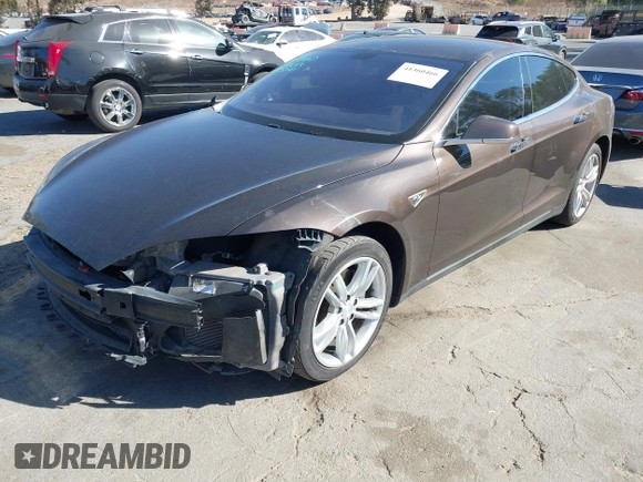 2013 Tesla Model S z VIN 5YJSA1DN4DFP19552, wystawiony jako IAAI lot #41360466 z przebiegiem 129 806 mil mil oraz . Historia ofert i sprzedaży dostępna na DreamBid. Obrazek 20.