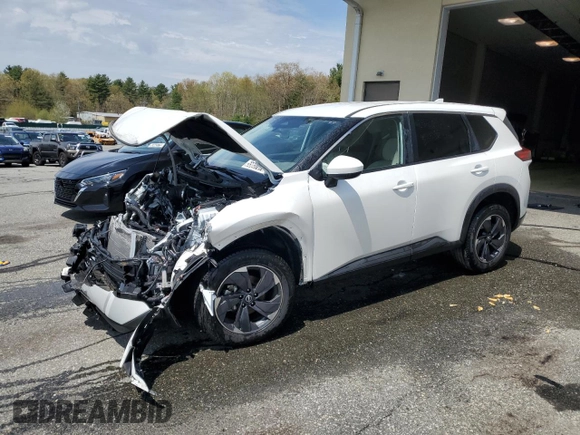 2024 Nissan Rogue SV z VIN JN8BT3BA7RW000177, wystawiony jako Copart lot #55657675 z przebiegiem 26 281 mil mil oraz Szkoda całkowita • Salvage title. Historia ofert i sprzedaży dostępna na DreamBid. Obrazek 1.