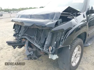 2007 Chevrolet Suburban LTZ z VIN 3GNFK16387G224495, wystawiony jako IAAI lot #42463438 z przebiegiem 190 297 mil mil oraz . Historia ofert i sprzedaży dostępna na DreamBid. Obrazek 6.