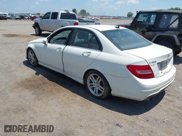 2012 Mercedes-Benz C 300 Sport z VIN WDDGF8BB9CR195595, wystawiony jako IAAI lot #42733339 z przebiegiem 221 125 mil mil oraz . Historia ofert i sprzedaży dostępna na DreamBid. Obrazek 3.