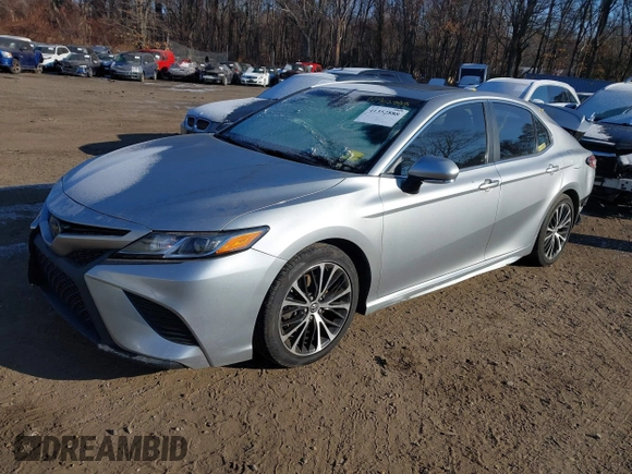 2018 Toyota Camry LE z VIN 4T1B11HK4JU616470, wystawiony jako IAAI lot #41352888 z przebiegiem 102 109 mil mil oraz . Historia ofert i sprzedaży dostępna na DreamBid. Obrazek 2.