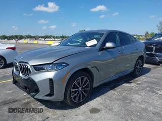 2025 BMW X6 xDrive40i z VIN 5UX33EX04S9X20728, wystawiony jako IAAI lot #42192580 z przebiegiem 22 906 mil mil oraz . Historia ofert i sprzedaży dostępna na DreamBid. Obrazek 2.