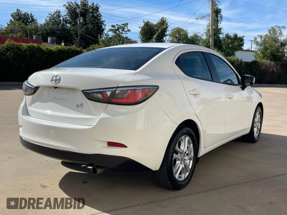 2016 Scion iA z VIN 3MYDLBZV1GY131376, wystawiony jako Copart lot #58874725 z przebiegiem 113 080 mil mil oraz Czysty tytuł • Clean title. Historia ofert i sprzedaży dostępna na DreamBid. Obrazek 4.