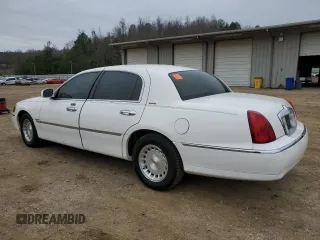 1999 Lincoln Town Car Executive z VIN 1LNHM81W7XY699742, wystawiony jako Copart lot #44360135 z przebiegiem 96 325 mil mil oraz Szkody całkowita. Historia ofert i sprzedaży dostępna na DreamBid. Obrazek 2.
