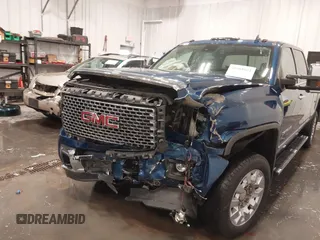 2015 GMC Sierra 2500HD Denali z VIN 1GT120E86FF655301, wystawiony jako IAAI lot #41965001 z przebiegiem 74 136 mil mil oraz . Historia ofert i sprzedaży dostępna na DreamBid. Obrazek 6.