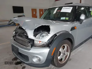 2011 MINI Clubman z VIN WMWZF3C56BT188312, wystawiony jako IAAI lot #41980882 z przebiegiem 143 669 mil mil oraz . Historia ofert i sprzedaży dostępna na DreamBid. Obrazek 6.