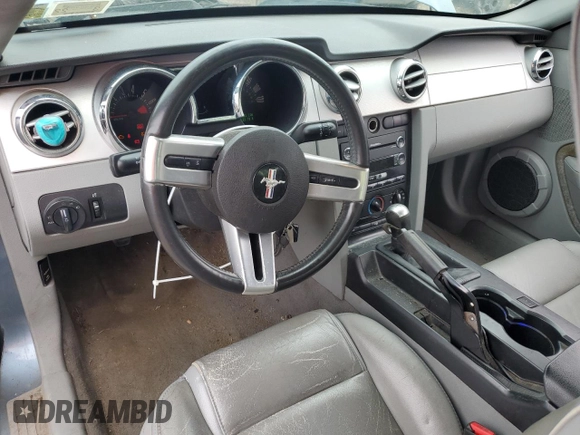 2008 Ford Mustang Deluxe z VIN 1ZVHT80N185117313, wystawiony jako Copart lot #58190045 z przebiegiem 168 101 mil mil oraz Czysty tytuł • Clean title. Historia ofert i sprzedaży dostępna na DreamBid. Obrazek 8.
