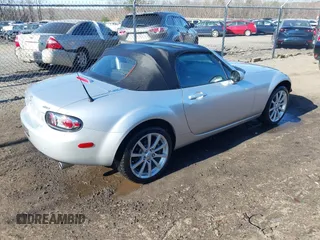 2007 Mazda MX-5 Miata Sport z VIN JM1NC25F170135777, wystawiony jako IAAI lot #41746586 z przebiegiem 107 302 mil mil oraz . Historia ofert i sprzedaży dostępna na DreamBid. Obrazek 4.