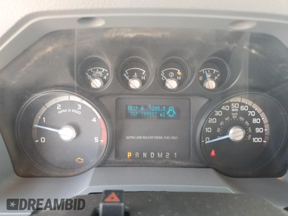 2011 Ford F-250 XL z VIN 1FT7X2BTXBEC55936, wystawiony jako Copart lot #61014275 z przebiegiem 199 882 mil mil oraz Czysty tytuł • Clean title. Historia ofert i sprzedaży dostępna na DreamBid. Obrazek 9.