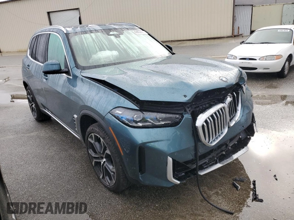 2025 BMW X5 sDrive40i with VIN 5UX13EU04S9W39305, listed as a Copart auction lot 43822695 with 0 mi miles and Salvage Title. Bid and sale history available at carsss.com. Image 4.