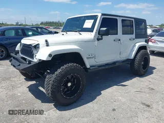 2010 Jeep Wrangler z VIN 1J4HB5H16AL186600, wystawiony jako IAAI lot #42147992 z przebiegiem 134 717 mil mil oraz . Historia ofert i sprzedaży dostępna na DreamBid. Obrazek 2.
