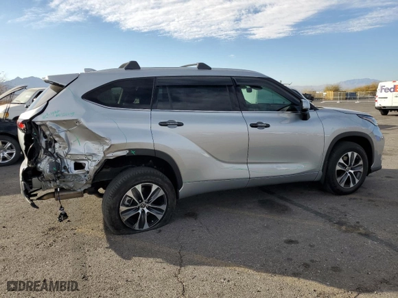 2022 Toyota Highlander XLE with VIN 5TDHZRBH1NS586955, listed as a Copart auction lot 43967865 with 33,214 mi miles and Salvage Title. Bid and sale history available at carsss.com. Image 3.
