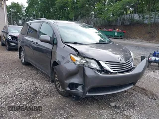 2012 Toyota Sienna XLE AAS z VIN 5TDYK3DC5CS224787, wystawiony jako IAAI lot #42519653 z przebiegiem 139 062 mil mil oraz . Historia ofert i sprzedaży dostępna na DreamBid. Obrazek 1.