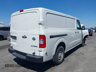 2020 Nissan NV Cargo SV z VIN 1N6BF0KM7LN806302, wystawiony jako IAAI lot #42239491 z przebiegiem 136 204 mil mil oraz . Historia ofert i sprzedaży dostępna na DreamBid. Obrazek 4.