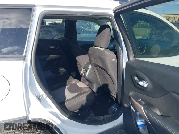 2018 Jeep Cherokee Latitude z VIN 1C4PJMCB1JD589697, wystawiony jako IAAI lot #41541689 z przebiegiem 131 694 mil mil oraz . Historia ofert i sprzedaży dostępna na DreamBid. Obrazek 8.