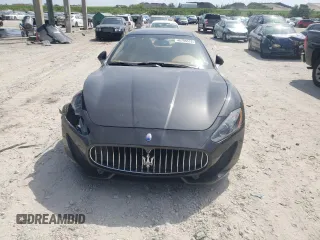 2014 Maserati GranTurismo Sport z VIN ZAM45VLA5E0086834, wystawiony jako Copart lot #46795014 z przebiegiem Nie podano mil oraz Szkoda całkowita • Salvage title. Historia ofert i sprzedaży dostępna na DreamBid. Obrazek 5.
