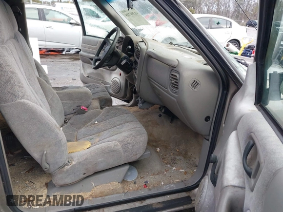 2000 GMC Sonoma SLS z VIN 1GTCS19W1Y8241082, wystawiony jako IAAI lot #41394788 z przebiegiem 193 110 mil mil oraz . Historia ofert i sprzedaży dostępna na DreamBid. Obrazek 5.