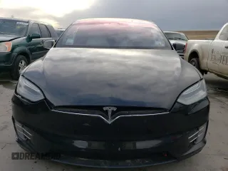 2017 Tesla Model X 90D z VIN 5YJXCBE2XHF060912, wystawiony jako Copart lot #85946834 z przebiegiem 135 277 mil mil oraz Szkoda całkowita • Salvage title. Historia ofert i sprzedaży dostępna na DreamBid. Obrazek 5.