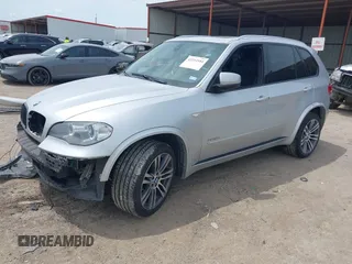 2013 BMW X5 xDrive35i z VIN 5UXZV4C59D0E03876, wystawiony jako IAAI lot #42214184 z przebiegiem 127 480 mil mil oraz . Historia ofert i sprzedaży dostępna na DreamBid. Obrazek 2.