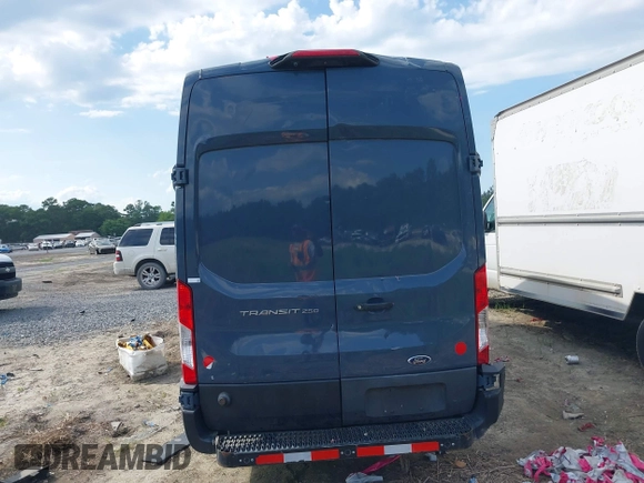 2019 Ford Transit z VIN 1FTYR3XMXKKB33312, wystawiony jako IAAI lot #42253712 z przebiegiem 68 590 mil mil oraz . Historia ofert i sprzedaży dostępna na DreamBid. Obrazek 16.