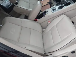 2021 Jeep Grand Cherokee Overland z VIN 1C4RJFCG4MC621214, wystawiony jako IAAI lot #42188010 z przebiegiem 15 559 mil mil oraz . Historia ofert i sprzedaży dostępna na DreamBid. Obrazek 5.