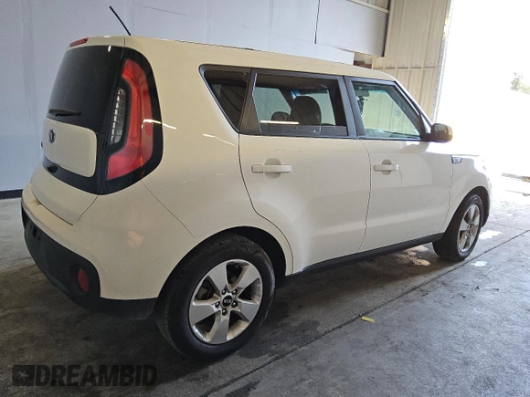 2019 Kia Soul z VIN KNDJN2A26K7677002, wystawiony jako Copart lot #83741784 z przebiegiem 134 662 mil mil oraz Czysty tytuł • Clean title. Historia ofert i sprzedaży dostępna na DreamBid. Obrazek 3.