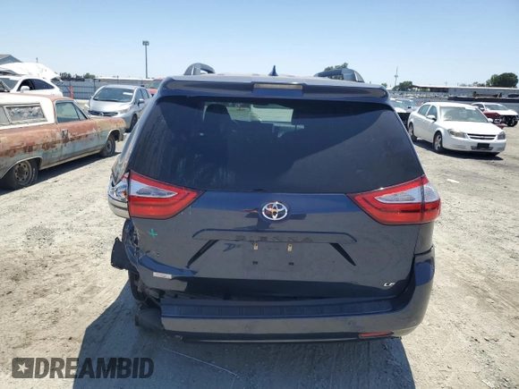 2018 Toyota Sienna LE Auto Access Seat z VIN 5TDKZ3DC5JS940670, wystawiony jako Copart lot #63253685 z przebiegiem 92 604 mil mil oraz Szkoda całkowita • Salvage title. Historia ofert i sprzedaży dostępna na DreamBid. Obrazek 6.